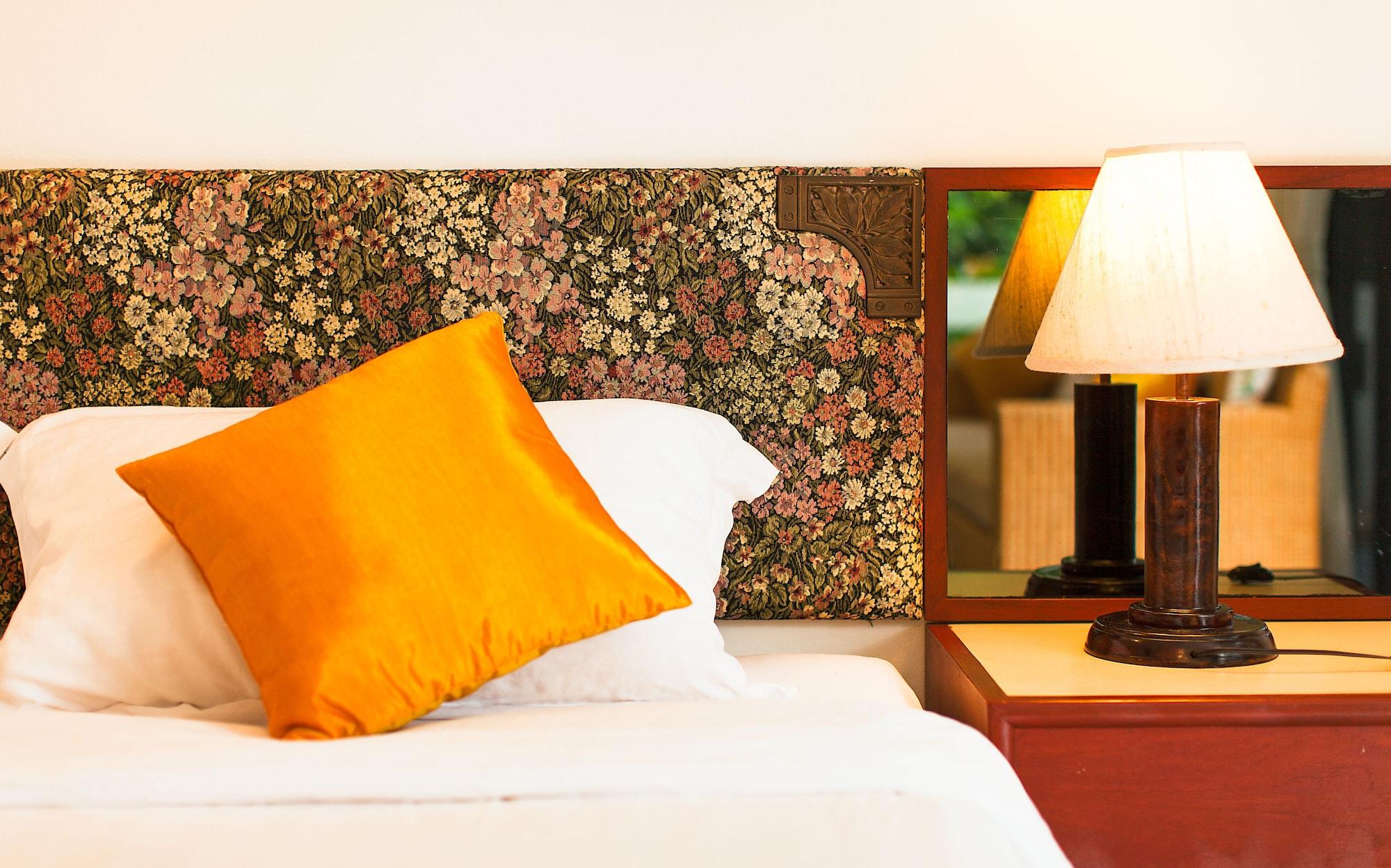 Nern Chalet Beachfront Hotel Hua Hin Bagian luar foto