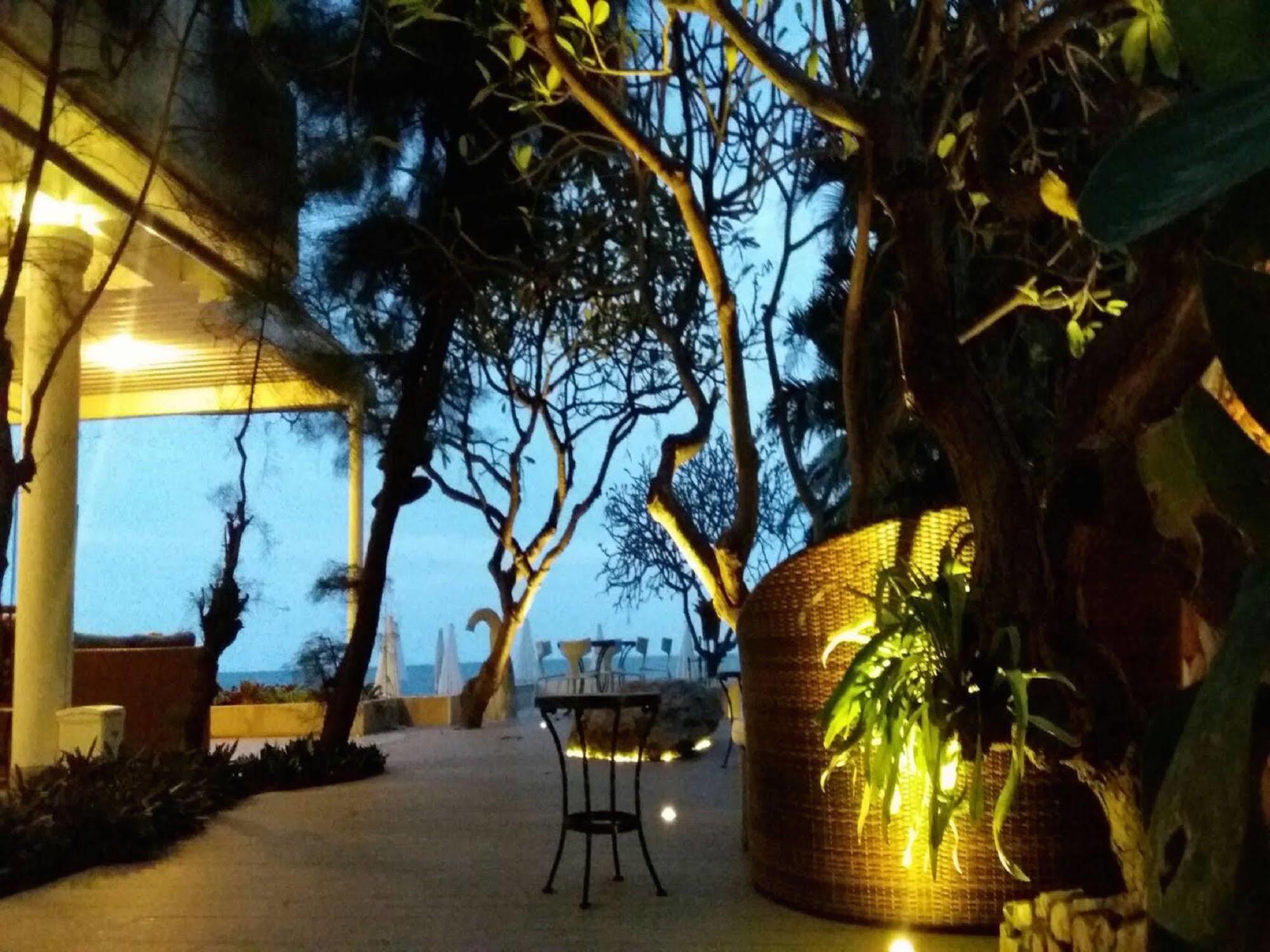 Nern Chalet Beachfront Hotel Hua Hin Bagian luar foto